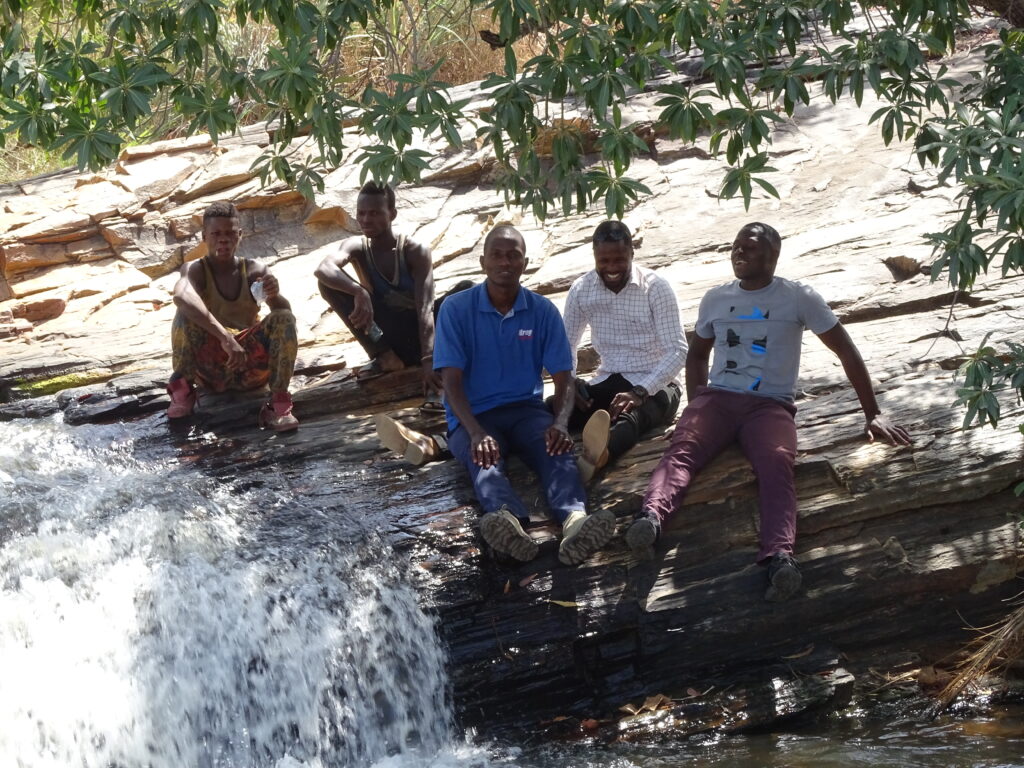 JOURNEE DE SALUBRITE A LA CASCADE DE WAABOU DANS LA COMMUNE DE TOUCOUNTOUNA